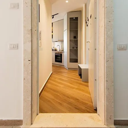 Loris 302 Apartment